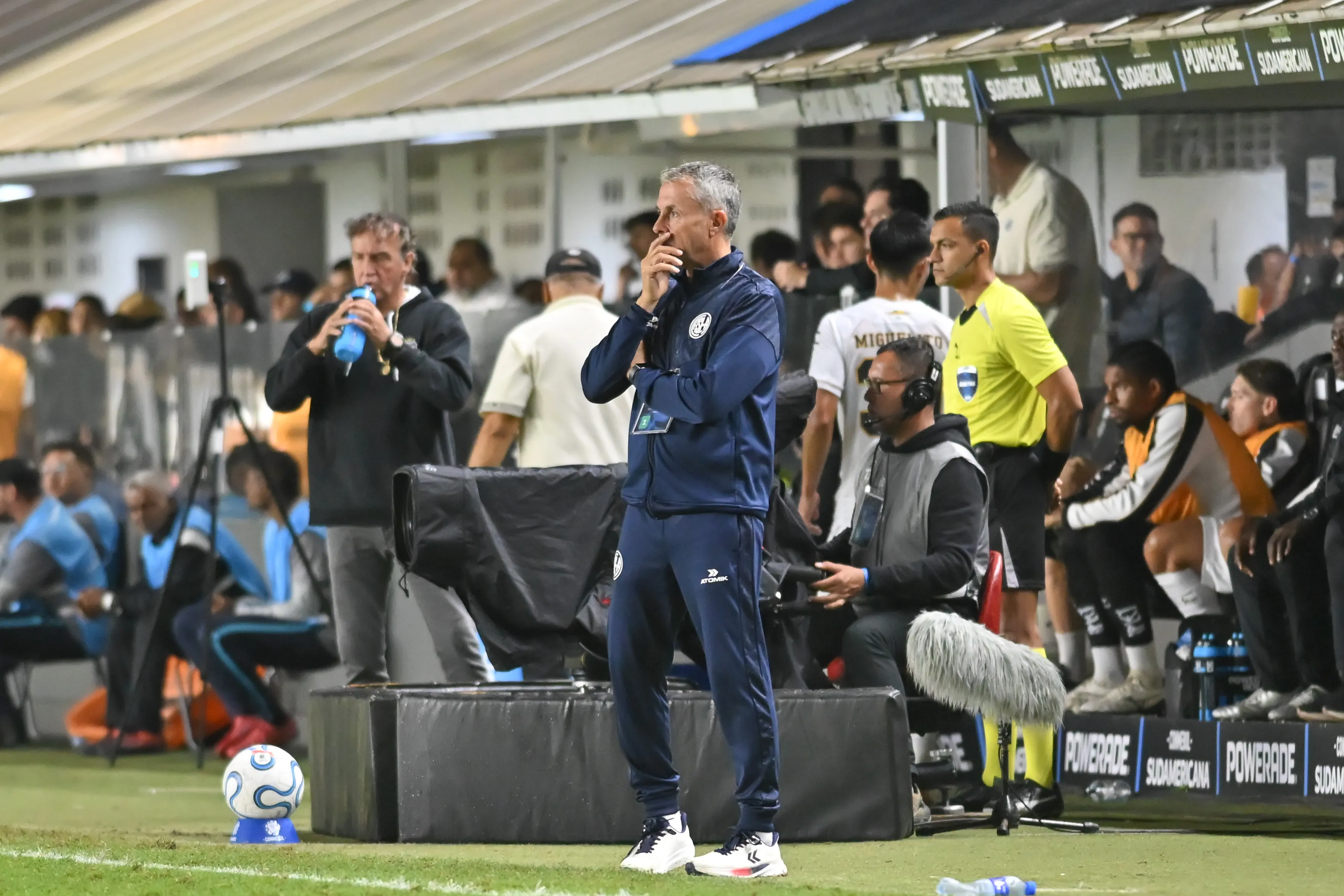 Gustavo Alvarez tecnico do San Lorenzo durante partida contra o Santos no estadio Vila Belmiro pelo campeonato Copa Sul-Americana 2026. Foto: Jota Erre/AGIF