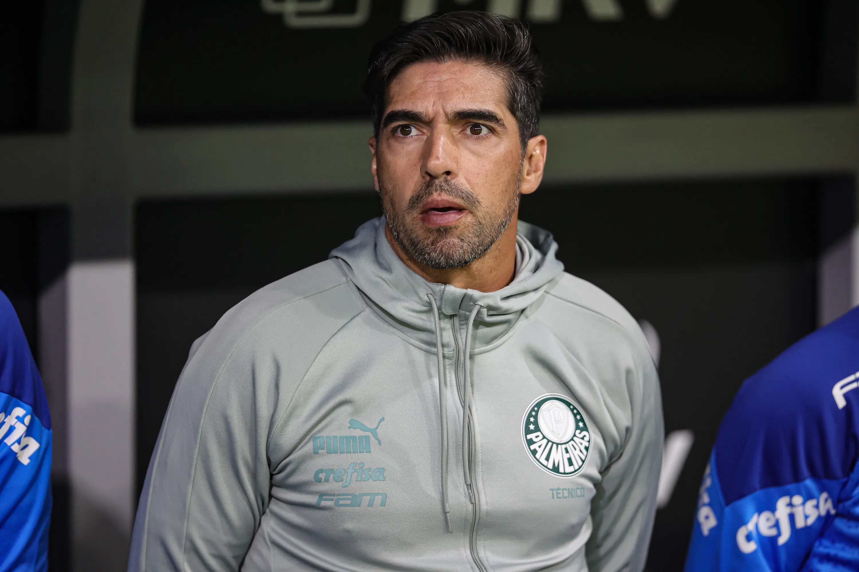 Abel Ferreira durante partida contra o Atletico-MG na Arena MRV pelo Campeonato Brasileiro 2024. Foto: Gilson Lobo/AGIF.