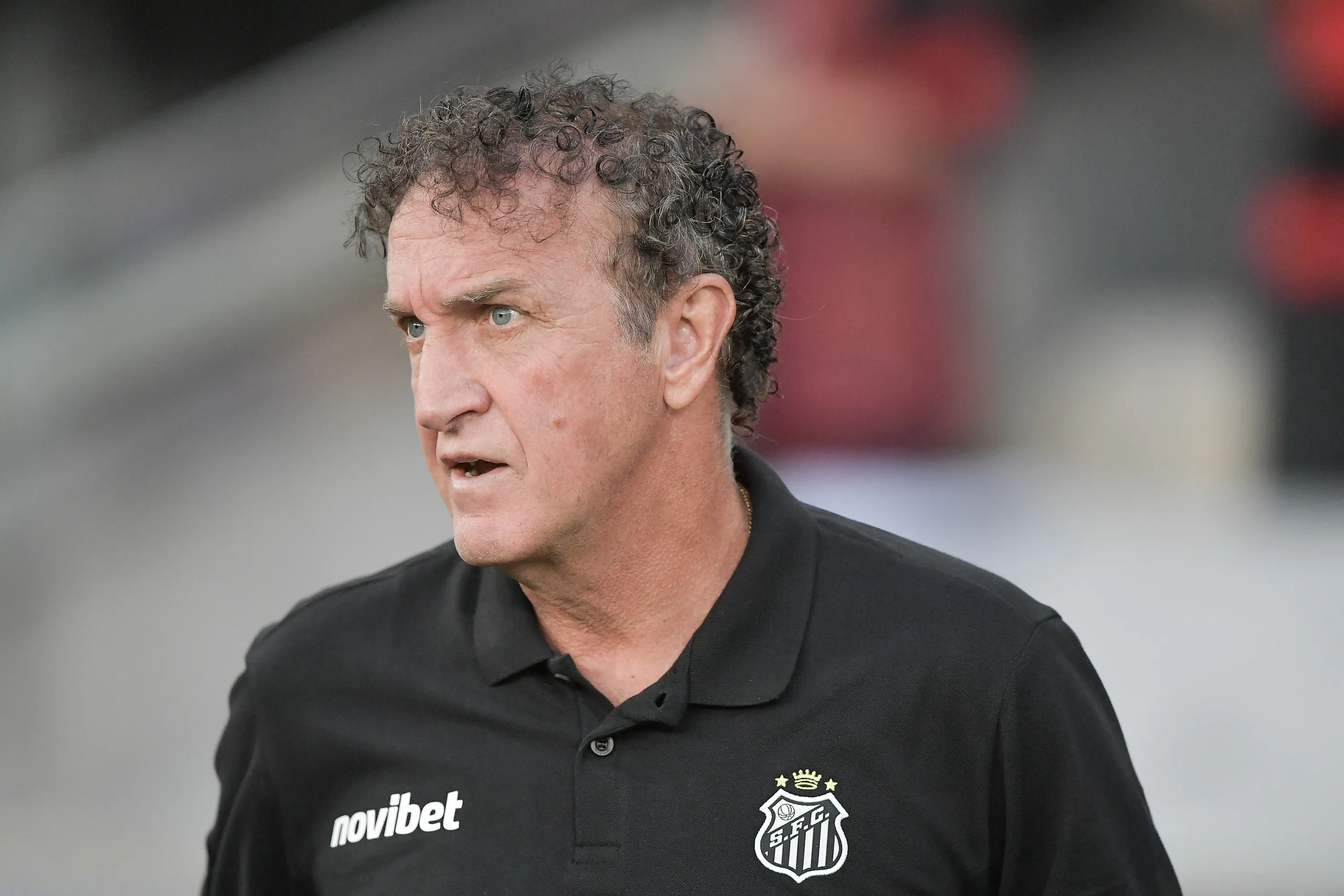 RJ – RIO DE JANEIRO – 05/04/2026 – BRASILEIRO A 2026, FLAMENGO X SANTOS – Cuca tecnico do Santos durante partida contra o Flamengo no estadio Maracana pelo campeonato Brasileiro A 2026. Foto: Thiago Ribeiro/AGIF