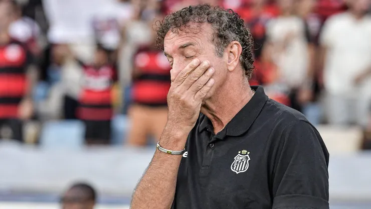 Cuca tecnico do Santos durante partida contra o Flamengo no estadio Maracana pelo campeonato Brasileiro A 2026.