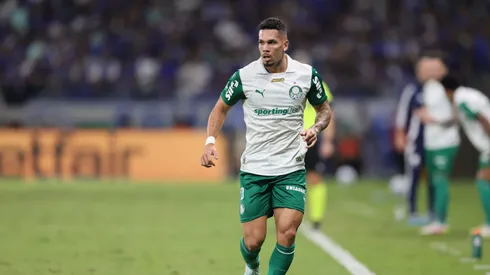 Paulinho jogador do Palmeiras durante partida contra o Cruzeiro no estadio Mineirao pelo campeonato Brasileiro A 2025.