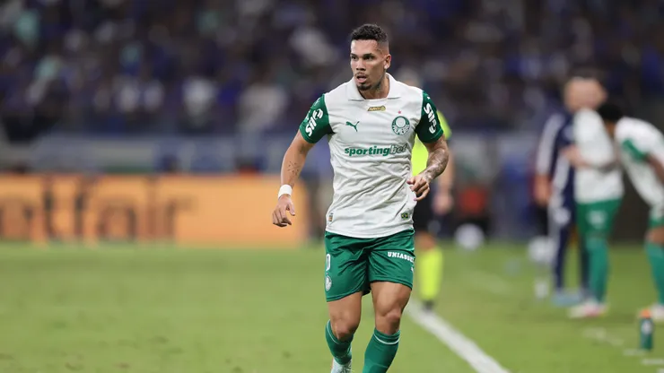 Paulinho jogador do Palmeiras durante partida contra o Cruzeiro no estadio Mineirao pelo campeonato Brasileiro A 2025.