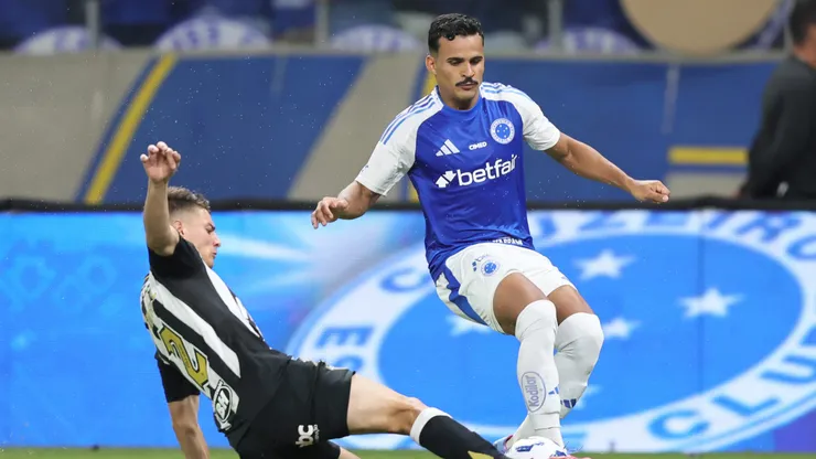 Kaiki Bruno jogador do Cruzeiro disputa lance com Natanael jogador do Atletico-MG durante partida no estadio Mineirao pelo campeonato Brasileiro A 2025.