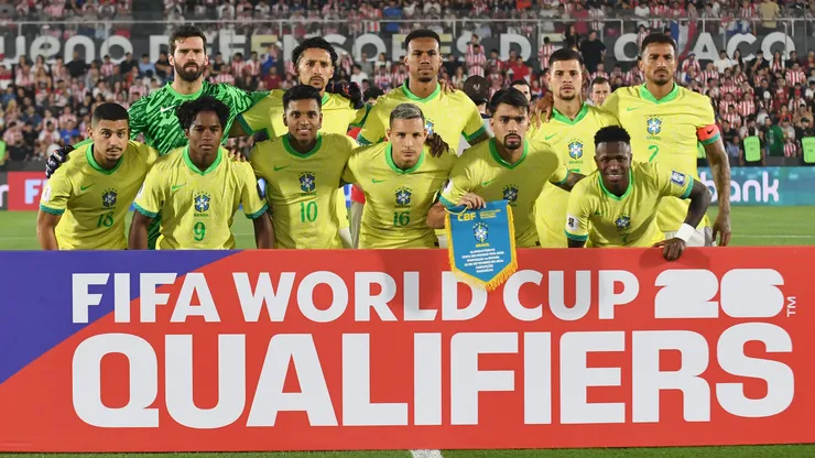 Players of Brazil pose for a team photo prior to the South American FIFA World Cup 2026 Qualifier match between Paraguay and Brazil at Estadio Defensores del Chaco on September 10, 2024 in Asuncion, Paraguay.