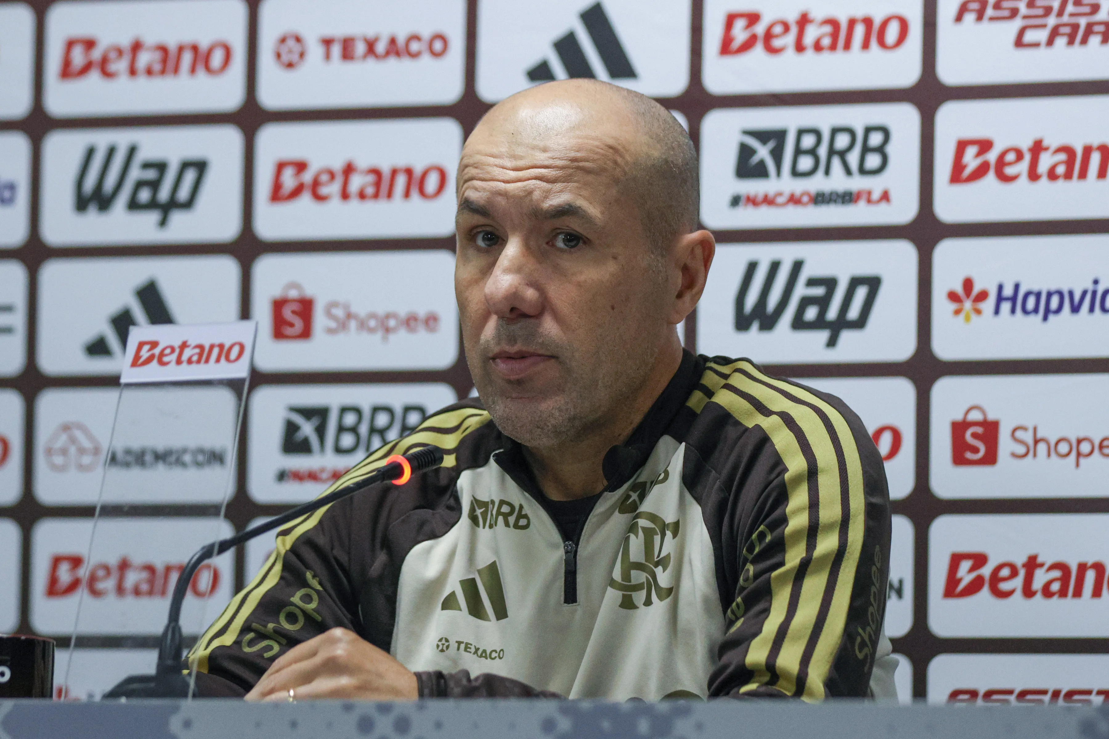 PR – CURITIBA – 17/05/2026 – BRASILEIRO A 2026, ATHLETICO-PR X FLAMENGO – Leonardo Jardim tecnico do Flamengo durante partida contra o Athletico-PR no estadio Arena da Baixada pelo campeonato Brasileiro A 2026. Foto: Robson Mafra/AGIF