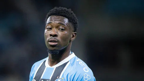 Francis Amuzu jogador do Grêmio durante partida contra o Cruzeiro no estádio Arena do Grêmio pelo campeonato Brasileiro A 2025. Foto: Maxi Franzoi/AGIF