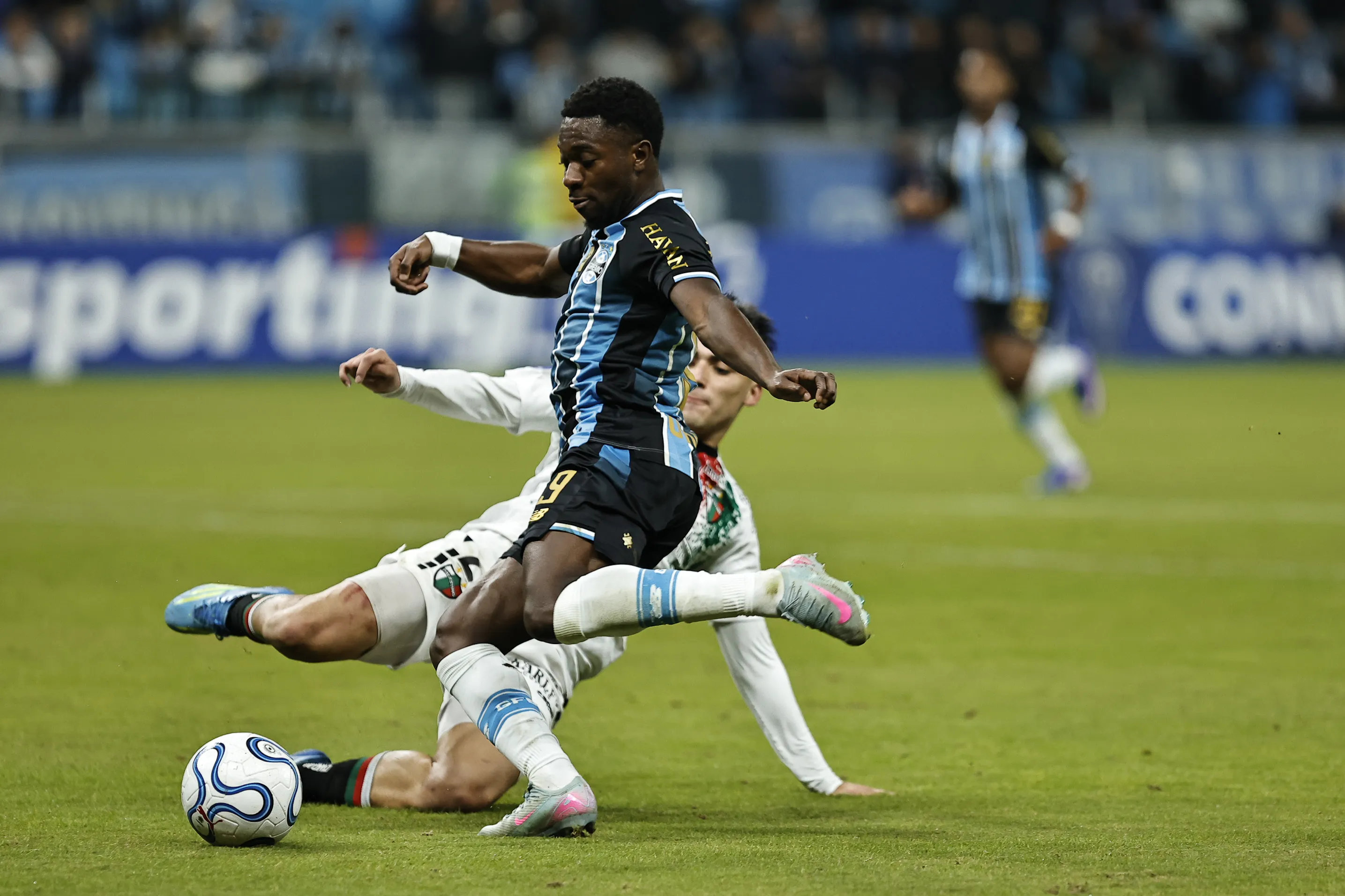 RS – PORTO ALEGRE – 20/05/2026 – COPA SUL-AMERICANA 2026, GREMIO X PALESTINO – Francis Amuzu jogador do Gremio durante partida contra o Palestino no estadio Arena do Gremio pelo campeonato Copa Sul-Americana 2026. Foto: Roberto Vinicius/AGIF