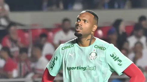 Carlos Miguel jogador do Palmeiras durante aquecimento antes da partida contra o São Paulo no estadio Morumbi pelo campeonato Brasileiro A 2026. Foto: Jota Erre/AGIF