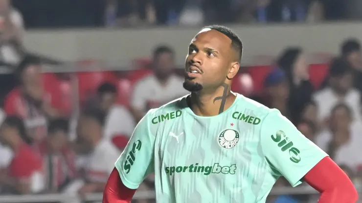 Carlos Miguel jogador do Palmeiras durante aquecimento antes da partida contra o São Paulo no estadio Morumbi pelo campeonato Brasileiro A 2026. Foto: Jota Erre/AGIF