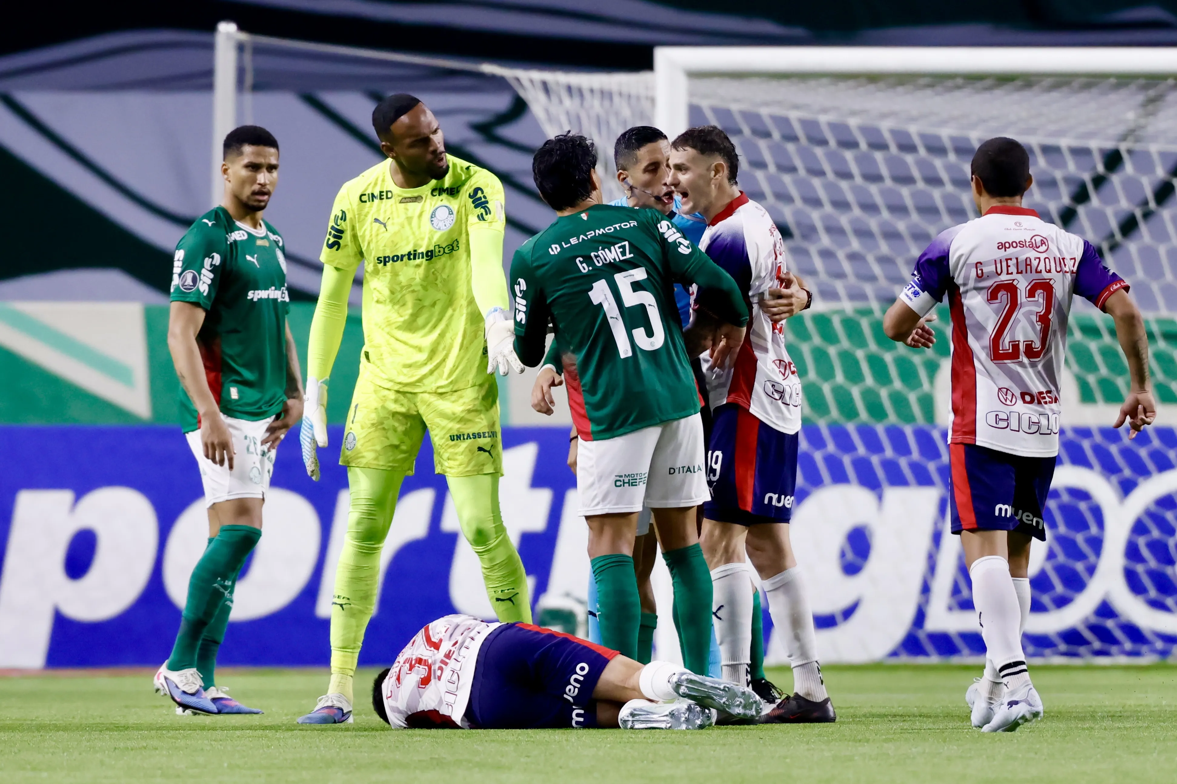SP – SAO PAULO – 20/05/2026 – COPA LIBERTADORES 2026, PALMEIRAS X CERRO PORTENO – Carlos Miguel goleiro do Palmeiras reclama com a arbitragem durante partida contra o Cerro Porteno no estadio Nubank Arena pelo campeonato Copa Libertadores 2026. Foto: Marcello Zambrana/AGIF