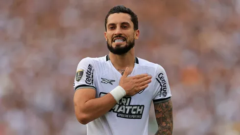 Alex Telles, do Botafogo, comemora após marcar o segundo gol do time de pênalti durante a final da Copa CONMEBOL Libertadores 2024 entre Atlético Mineiro e Botafogo, no Estádio Más Monumental Antonio Vespucio Liberti, em 30 de novembro de 2024, em Buenos Aires, Argentina. (Foto de Buda Mendes/Getty Images)