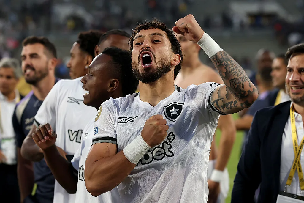 Alex Telles, camisa 13 do Botafogo, comemora a vitória da equipe na partida do Grupo B do Mundial de Clubes da FIFA 2025 contra o Paris Saint-Germain FC, no Rose Bowl Stadium, em 19 de junho de 2025, em Pasadena, Califórnia. (Foto de Stu Forster/Getty Images)