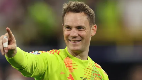 Manuel Neuer, da Alemanha, cumprimenta os torcedores que comemoram a vitória da equipe e a classificação para as quartas de final da Eurocopa 2024, na partida entre Alemanha e Dinamarca, no Estádio de Dortmund, em 29 de junho de 2024. (Foto de Alexander Hassenstein/Getty Images)