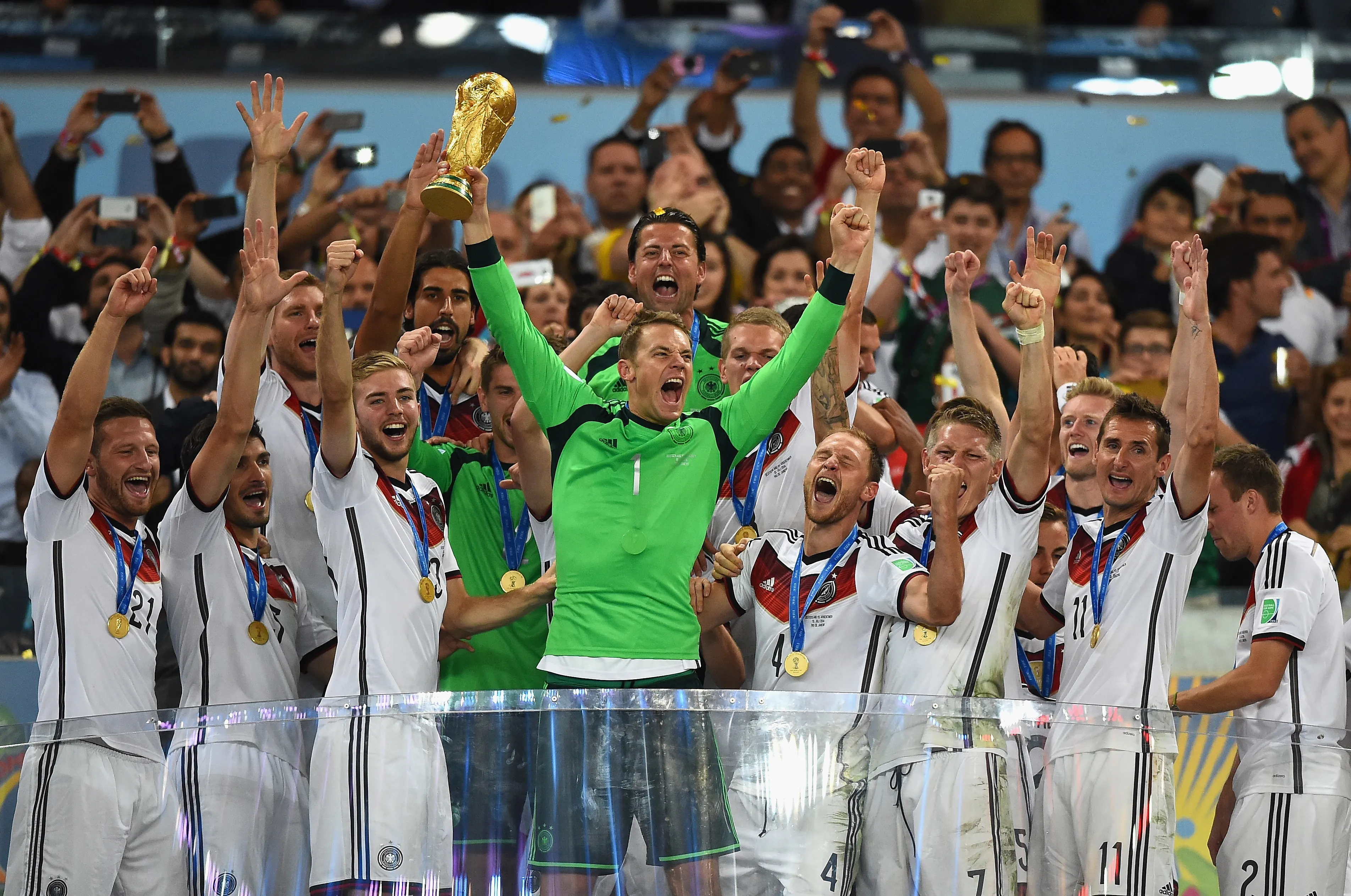 Manuel Neuer, da Alemanha, ergue o troféu da Copa do Mundo com sua equipe após a vitória por 1 a 0 sobre a Argentina na prorrogação, durante a final da Copa do Mundo da FIFA Brasil 2014, entre Alemanha e Argentina, no Maracanã, em 13 de julho de 2014, no Rio de Janeiro, Brasil. (Foto de Laurence Griffiths/Getty Images)