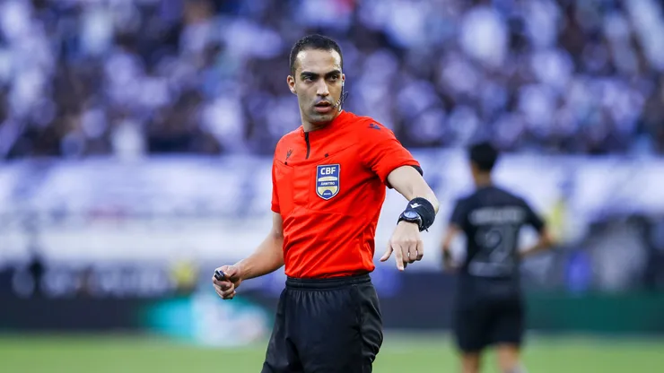 O árbitro David de Oliveira Lacerda durante partida entre Corinthians e Vasco no estádio Arena Corinthians pelo campeonato Brasileiro A 2024. Foto: Marco Miatelo/AGIF