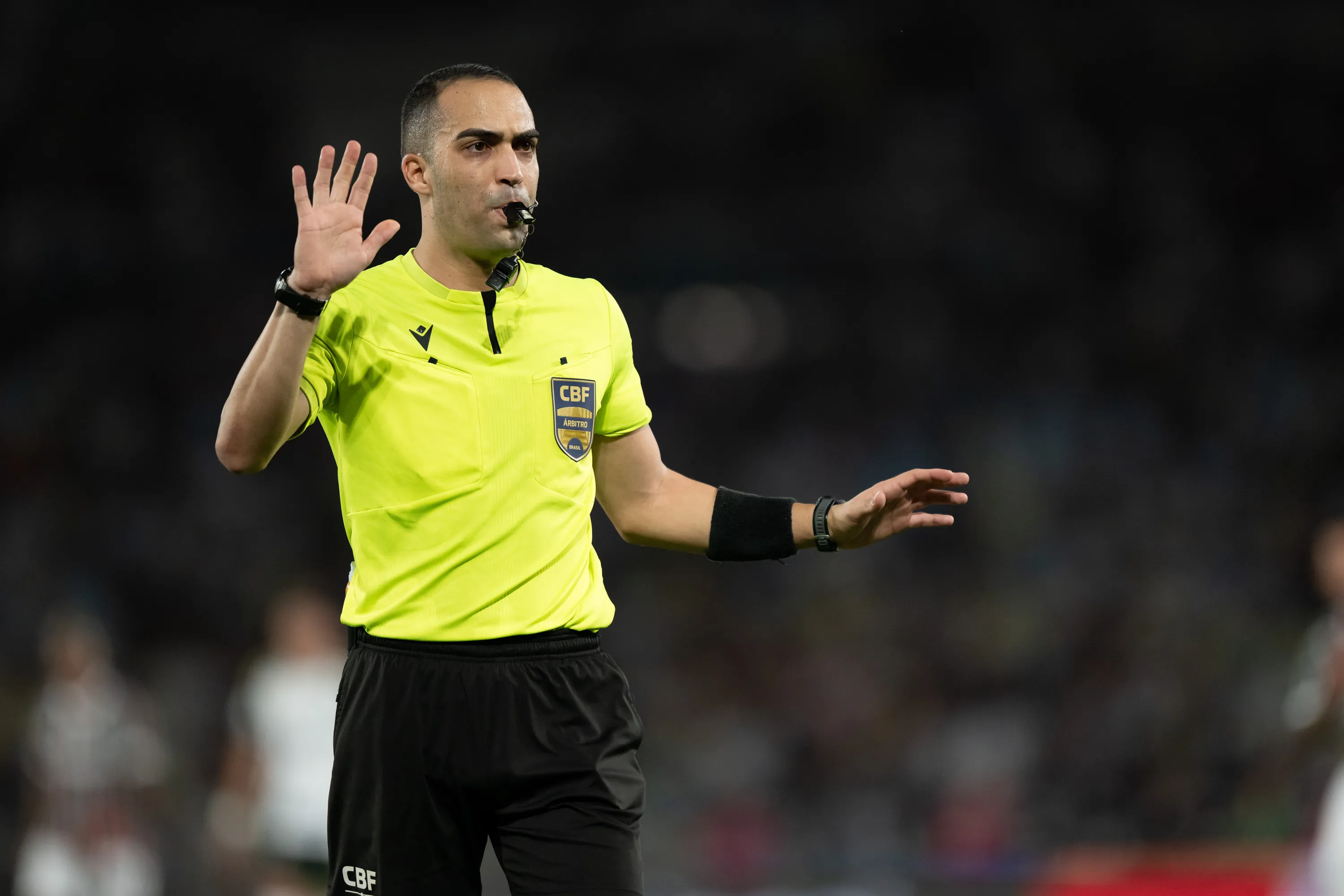 RJ – RIO DE JANEIRO – 04/10/2025 – BRASILEIRO A 2025, FLUMINENSE X ATLETICO-MG – O arbitro Davi De Oliveira Lacerda durante partida entre Fluminense e Atletico-MG no estadio Maracana pelo campeonato Brasileiro A 2025. Foto: Jorge Rodrigues/AGIF