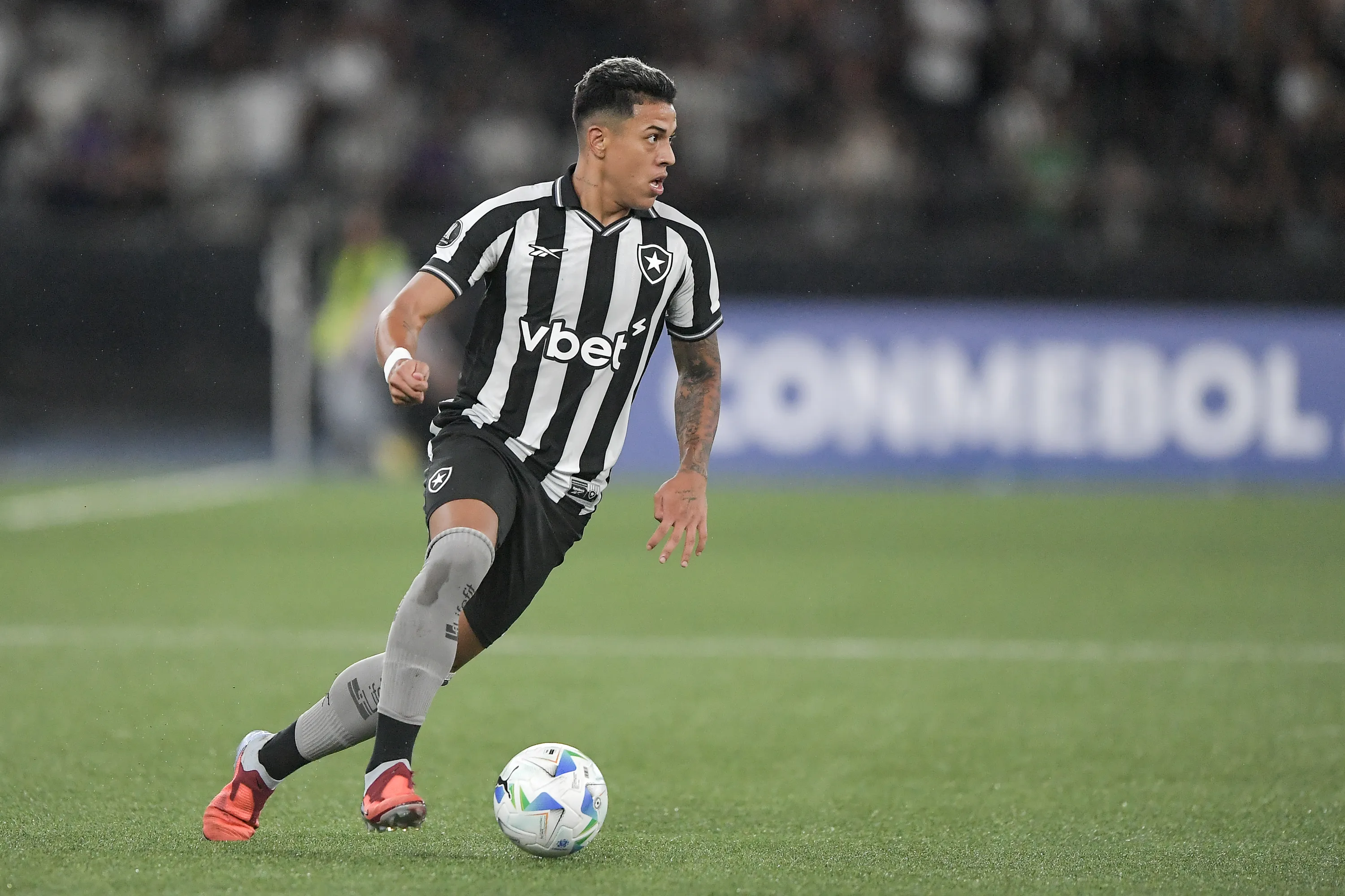 Matheus Martins, jogador do Botafogo, durante partida contra o Barcelona de Guayaquil – Foto: Thiago Ribeiro/AGIF