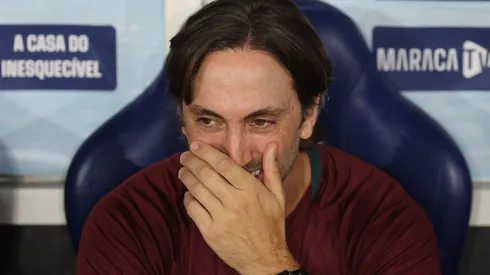O técnico do Fluminense, Luis Zubeldia, sorri antes da partida entre Fluminense e São Paulo no Brasileirão 2025, no Estádio do Maracanã, em 27 de novembro de 2025, no Rio de Janeiro, Brasil. (Foto de Wagner Meier/Getty Images)