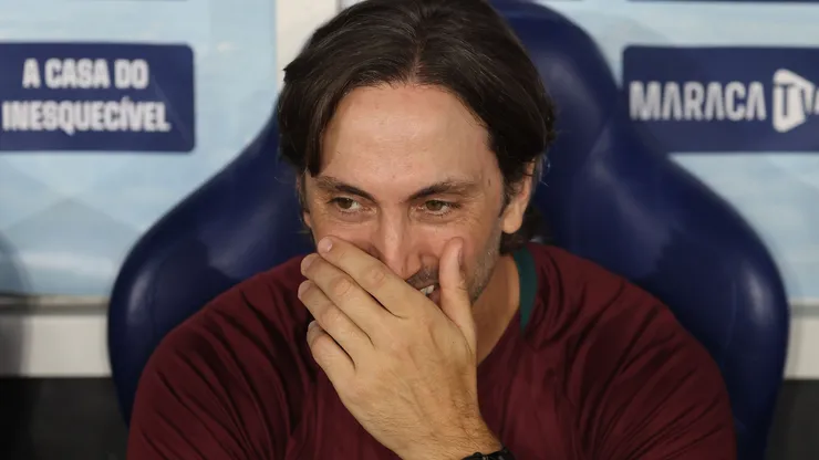 O técnico do Fluminense, Luis Zubeldia, sorri antes da partida entre Fluminense e São Paulo no Brasileirão 2025, no Estádio do Maracanã, em 27 de novembro de 2025, no Rio de Janeiro, Brasil. (Foto de Wagner Meier/Getty Images)