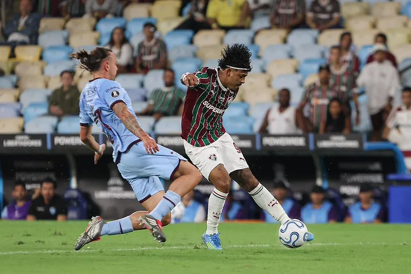 John Kennedy com a bola em confronto entre Fluminense e Bolivar no Maracanã. Foto: Lucas Merçon / Fluminense