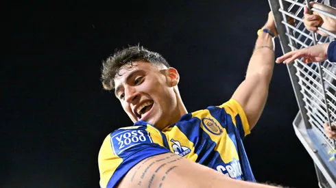 ROSARIO, ARGENTINA - AUGUST 24: Alejo Véliz of Rosario Central celebrate the first goal of his team scored by Angel Di Maria during a Torneo Clausura Betano 2025 match between Rosario Central and Newell's Old Boys at Estadio Gigante de Arroyito on August 23, 2025 in Rosario, Argentina. (Photo by Luciano Bisbal/Getty Images)