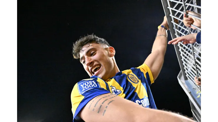 ROSARIO, ARGENTINA - AUGUST 24: Alejo Véliz of Rosario Central celebrate the first goal of his team scored by Angel Di Maria during a Torneo Clausura Betano 2025 match between Rosario Central and Newell's Old Boys at Estadio Gigante de Arroyito on August 23, 2025 in Rosario, Argentina. (Photo by Luciano Bisbal/Getty Images)