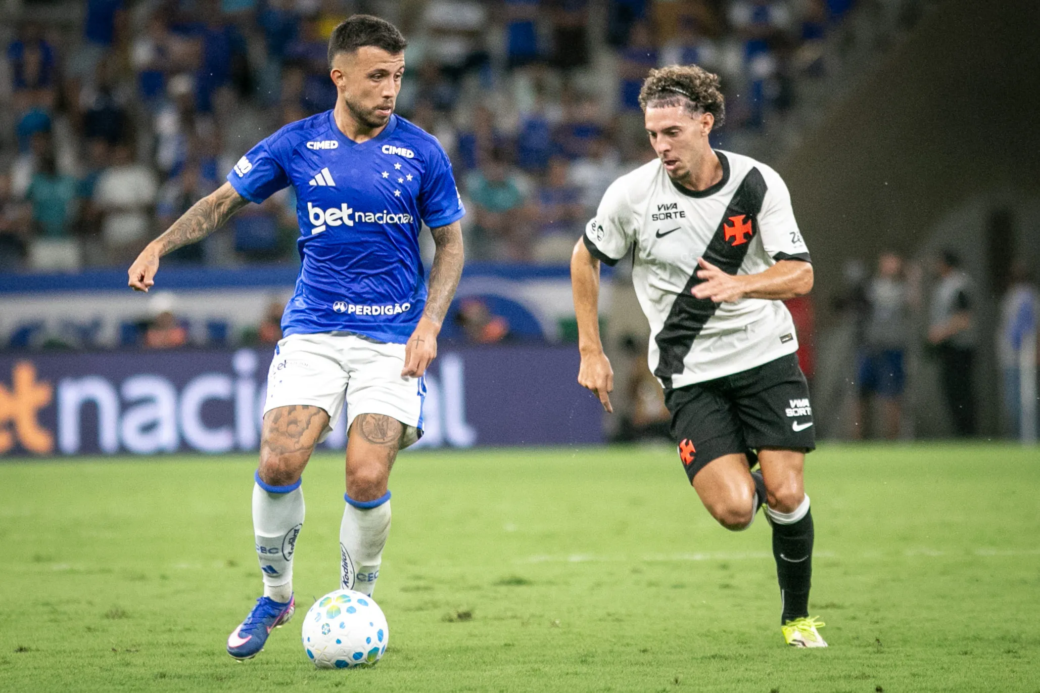 Matheus Henrique atuando em Cruzeiro x Vasco – Foto: Fernando Moreno/AGIF