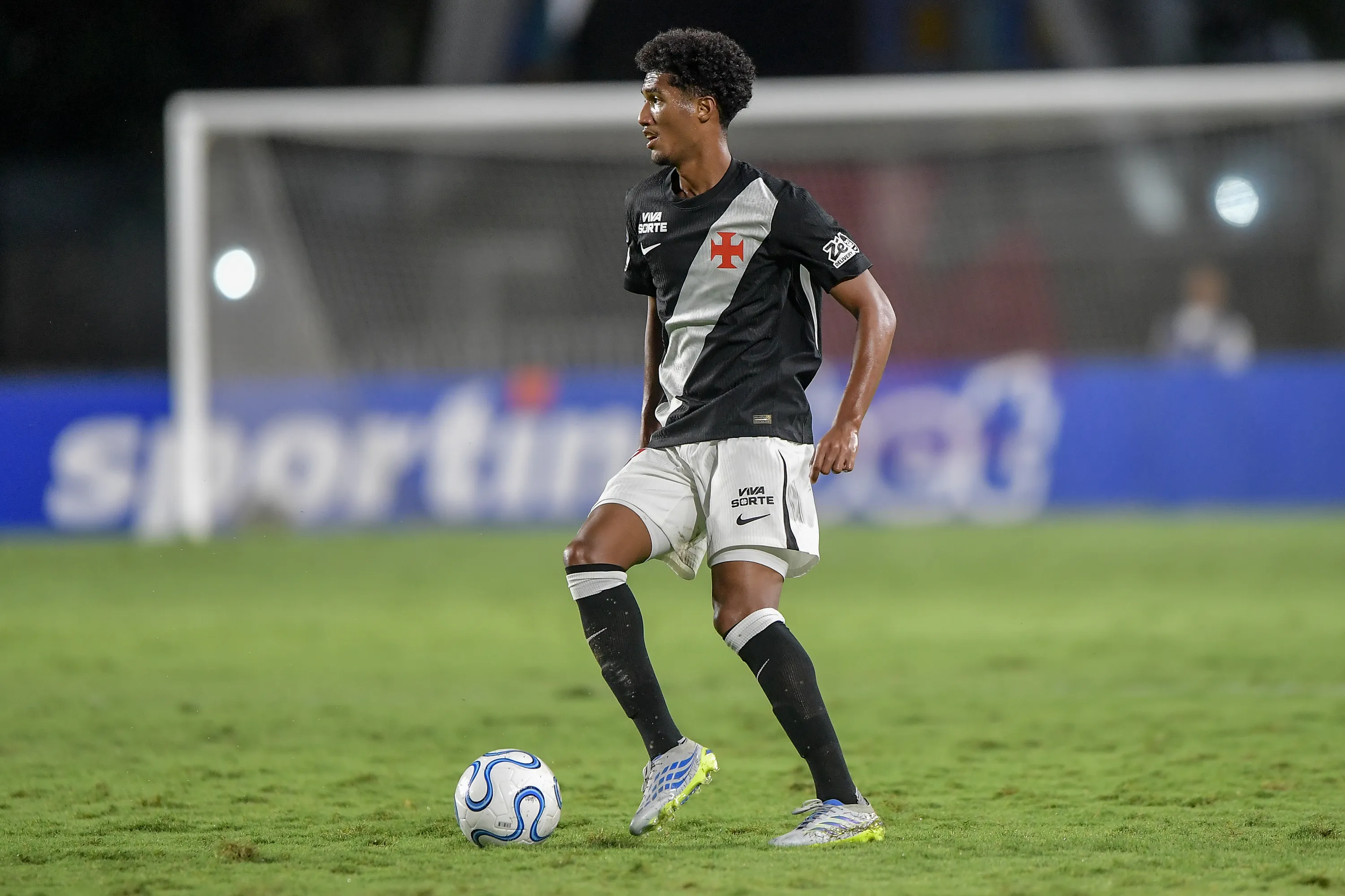 Ramon Rique atuando no Vasco pela Sul-Americana – Foto: Thiago Ribeiro/AGIF