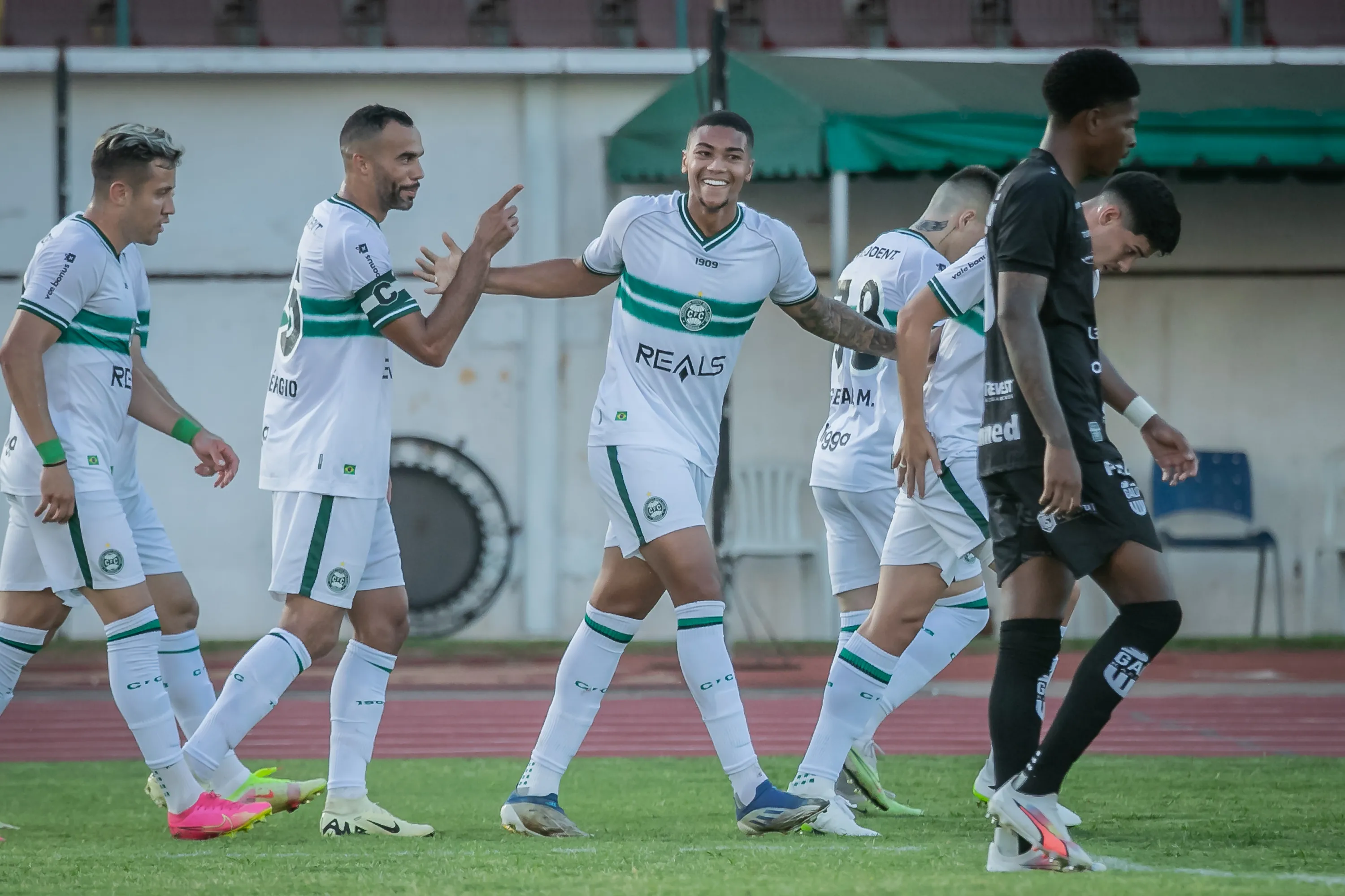 PR – MARINGA – 10/02/2024 – PARANAENSE 2024, GALO MARINGA X CORITIBA – Eberth jogador do Coritiba comemora seu gol com jogadores do seu time durante partida contra o Galo Maringa no estadio Willie Davids pelo campeonato Paranaense 2024. Foto: Fernando Teramatsu/AGIF
