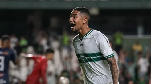 PR - CURITIBA - 18/01/2024 - PARANAENSE 2024, CORITIBA X PSTC - Eberth jogador do Coritiba comemora seu gol durante partida contra o PSTC no estadio Couto Pereira pelo campeonato Paranaense 2024. Foto: Robson Mafra/AGIF