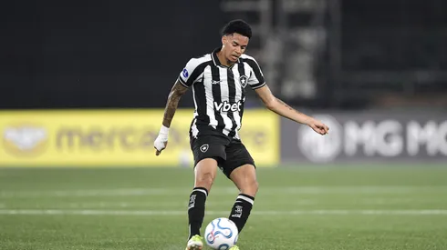 Newton, volante do Botafogo. Foto: Thiago Ribeiro/AGIF