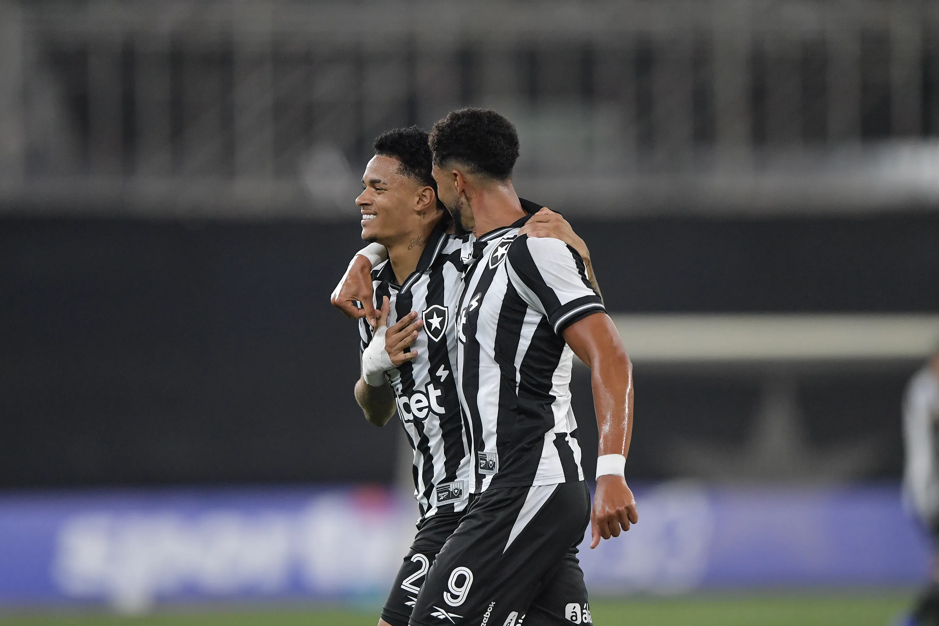 Newton jogador do Botafogo comemora seu gol com Chris Ramos jogador da sua equipe durante partida contra o Independiente Petrolero no estadio Engenhao pelo campeonato Copa Sul-Americana 2026. Foto: Thiago Ribeiro/AGIF