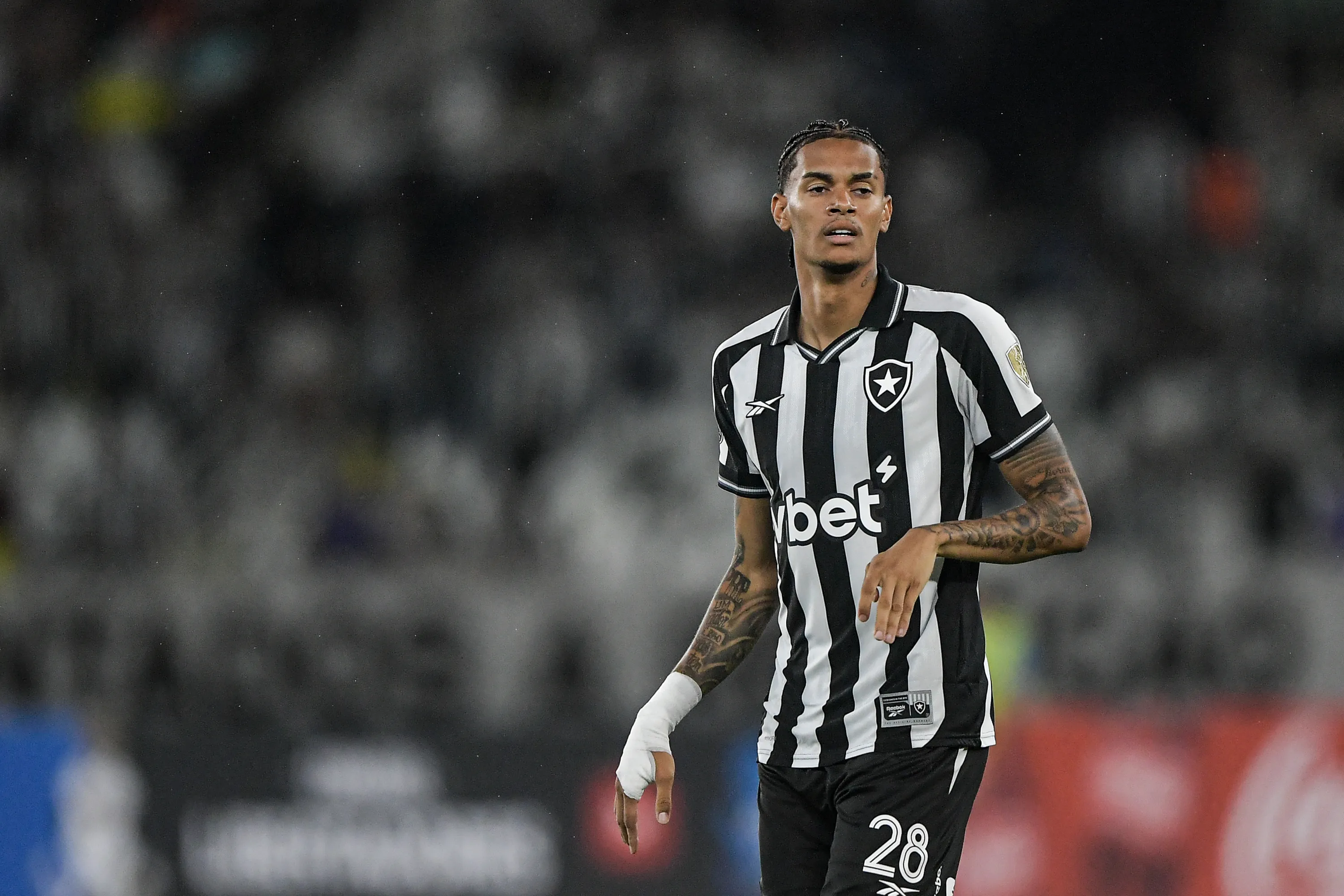 Newton durante partida contra o Barcelona de Guayaquil no Nilton Santos pela Copa Libertadores 2026. Foto: Thiago Ribeiro/AGIF.