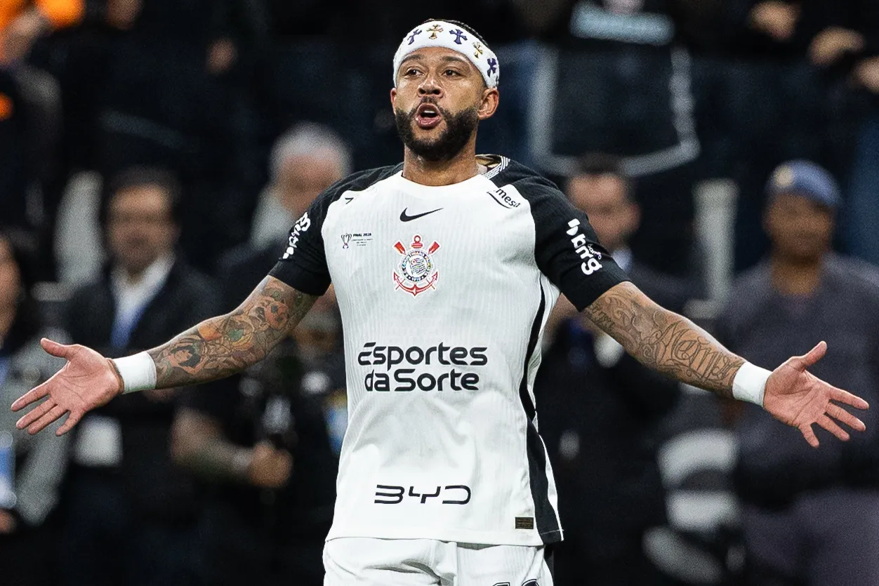 SP – SAO PAULO – 17/12/2025 – COPA DO BRASIL 2025, CORINTHIANS X VASCO -Memphis Depay jogador do Corinthians reclama impedimento do seu gol durante partida contra o Vasco no estadio Arena Corinthians pelo campeonato Copa Do Brasil 2025. Foto: Joisel Amaral/AGIF