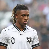 Danilo treina no Botafogo, mas não deve jogar pelo Brasileirão