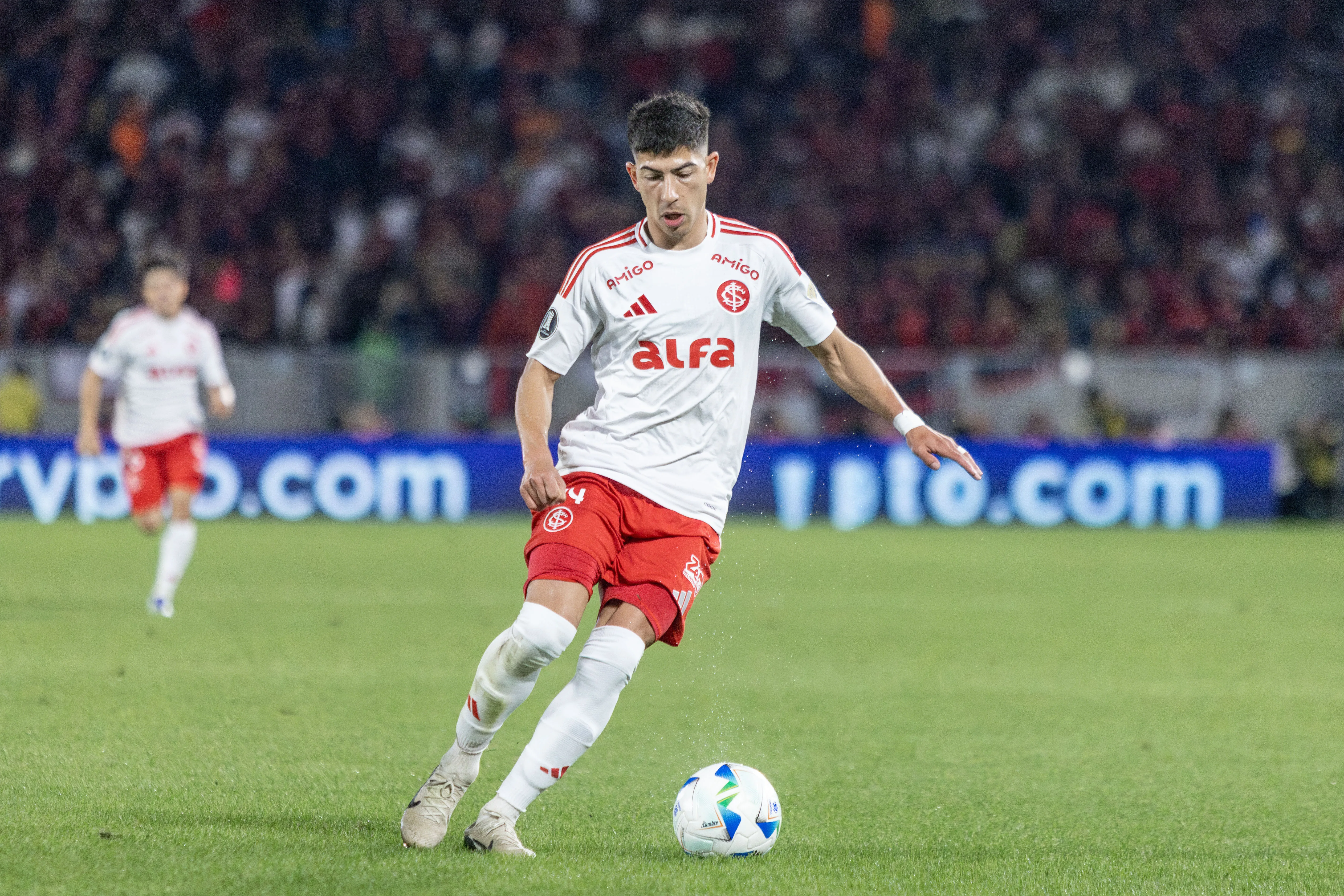 Alan Rodríguez durante partida contra o Flamengo no Maracanã pela Copa Libertadores 2025. Foto: Lucas Gabriel Cardoso/AGIF.