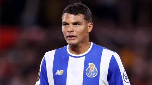 Thiago Silva, do FC Porto, observa durante a partida de volta das quartas de final da UEFA Europa League 2025/26 entre Nottingham Forest FC e FC Porto no City Ground, em 16 de abril de 2026, em Nottingham, Inglaterra. (Foto de Alex Livesey/Getty Images)