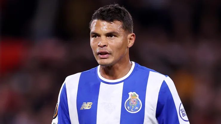 Thiago Silva, do FC Porto, observa durante a partida de volta das quartas de final da UEFA Europa League 2025/26 entre Nottingham Forest FC e FC Porto no City Ground, em 16 de abril de 2026, em Nottingham, Inglaterra. (Foto de Alex Livesey/Getty Images)