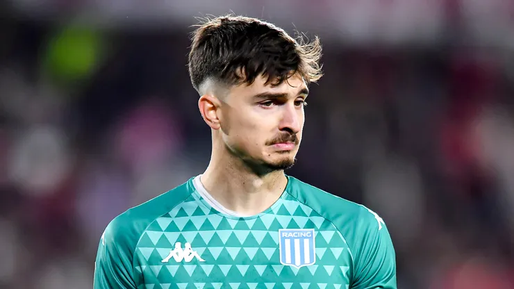 Matias Tagliamonte, do Racing Club, observa a partida entre River Plate e Racing, válida pela Liga Profesional 2023, no Estádio Monumental Antonio Vespucio Liberti, em Buenos Aires, Argentina, em 28 de julho de 2023. (Foto: Marcelo Endelli/Getty Images)