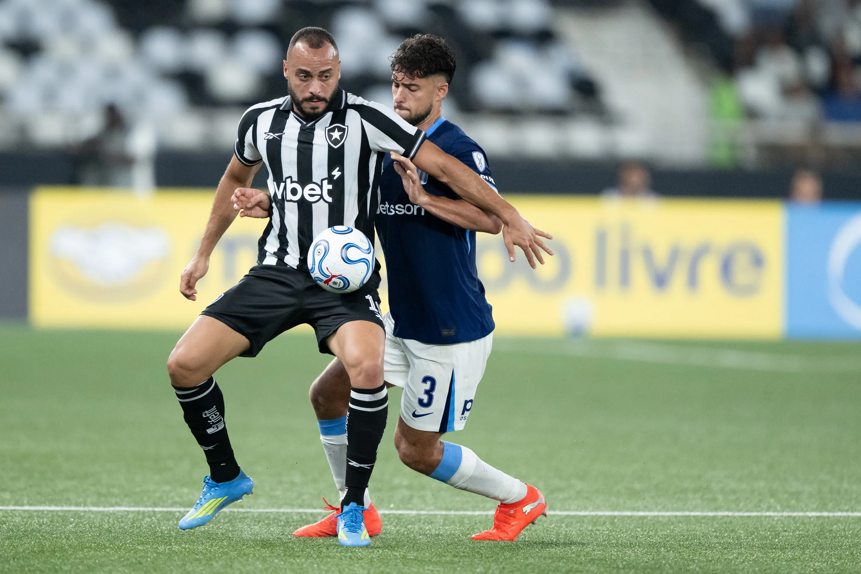 RJ – RIO DE JANEIRO – 06/05/2026 – COPA SUL-AMERICANA 2026, BOTAFOGO X RACING – Arthur Cabral jogador do Botafogo disputa lance com Di Cesare jogador do Racing durante partida no estadio Engenhao pelo campeonato Copa Sul-Americana 2026. Foto: Jorge Rodrigues/AGIF
