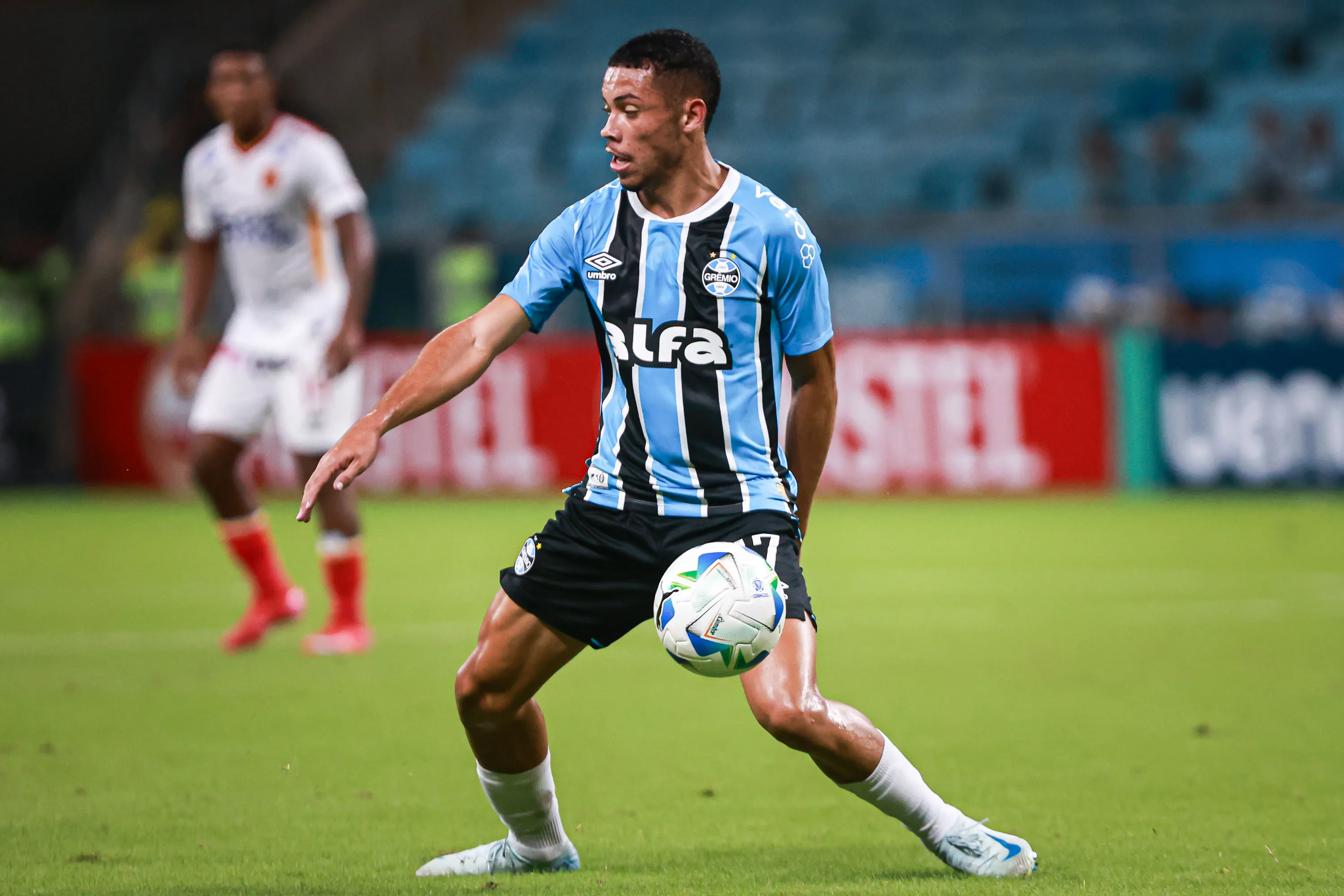 RS – PORTO ALEGRE – 08/04/2025 – COPA SUL-AMERICANA 2025, GREMIO X ATLETICO GRAU – Alysson Edward jogador do Gremio durante partida contra o Atletico Grau no estadio Arena do Gremio pelo campeonato Copa Sul-americana 2025. Foto: Maxi Franzoi/AGIF