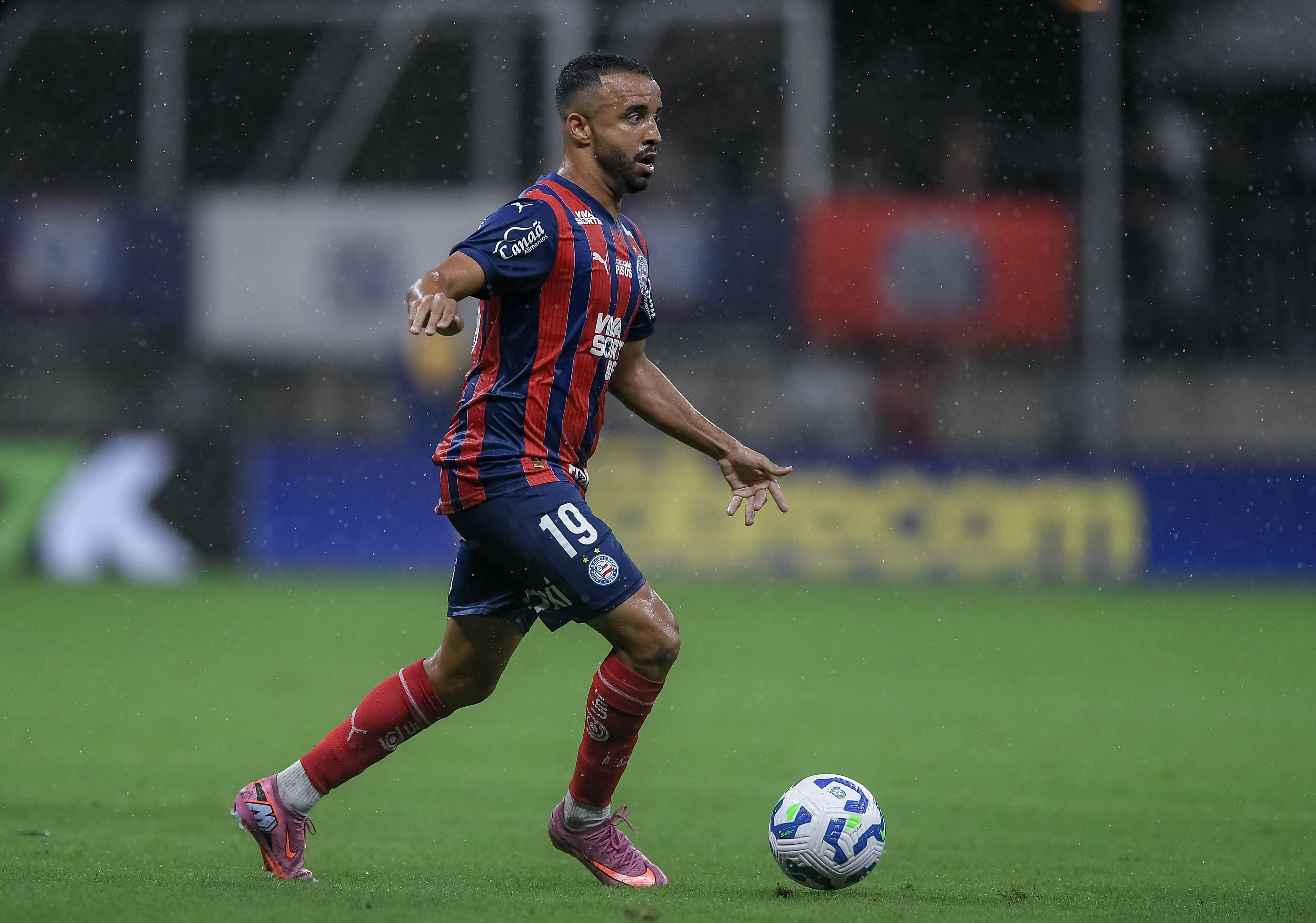 BA – SALVADOR – 20/11/2025 – BRASILEIRO A 2025, BAHIA X FORTALEZA – Caio Alexandre jogador do Bahia durante partida contra o Fortaleza no estadio Arena Fonte Nova pelo campeonato Brasileiro A 2025. Foto: Jhony Pinho/AGIF