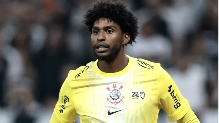Hugo Souza durante confronto contra o Palmeiras no Brasileirão de 2026.