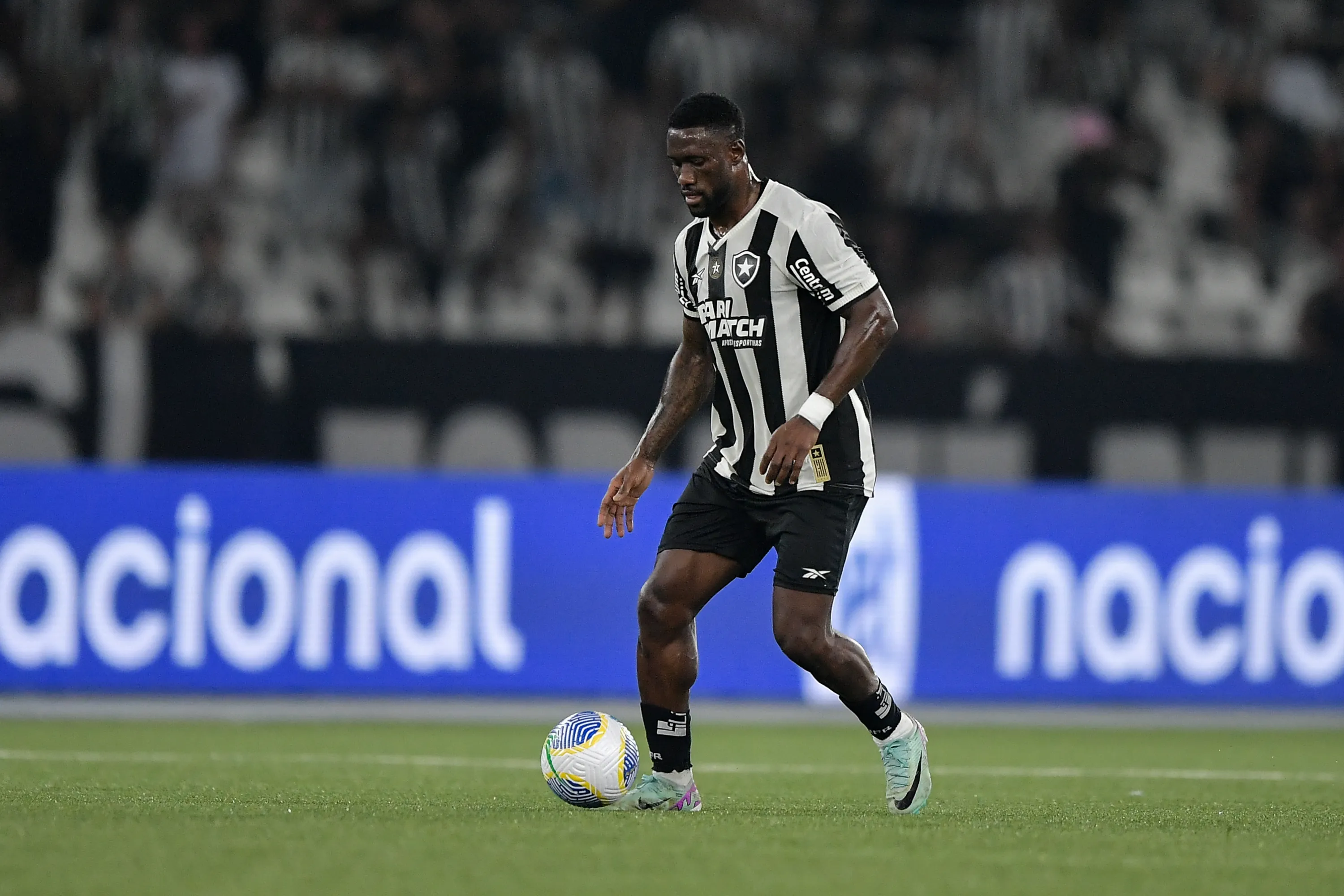 Bastos atuando no Botafogo – Foto: Thiago Ribeiro/AGIF