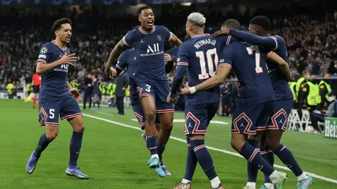 Kimpembe comemorando ao lado de Neymar e outros jogadores do PSG. Foto: Gonzalo Arroyo Moreno/Getty Images