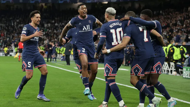 Kimpembe comemorando ao lado de Neymar e outros jogadores do PSG. Foto: Gonzalo Arroyo Moreno/Getty Images