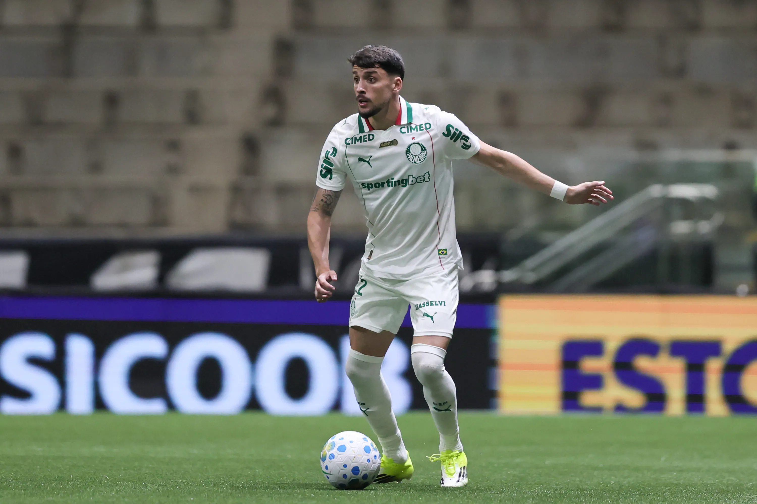 Piquerez, jogador do Palmeiras, durante partida contra o Atlético-MG – Foto: Gilson Lobo/AGIF