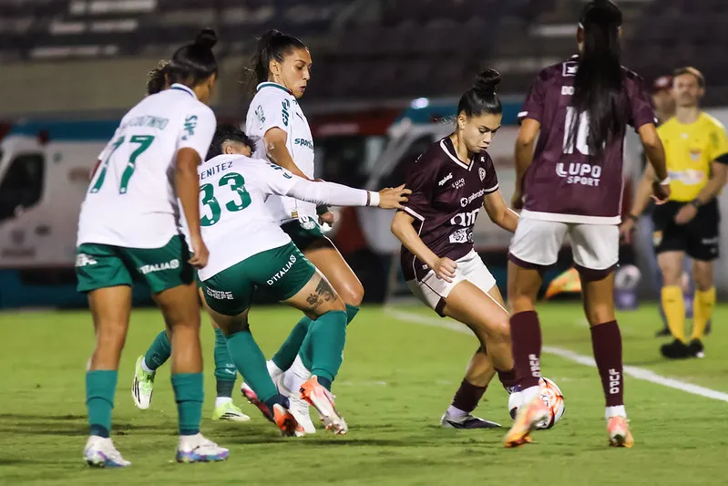 Jogadoras de Palmeiras e Ferroviária disputam pela bola – Foto: Jonatan Dutra/Ferroviária