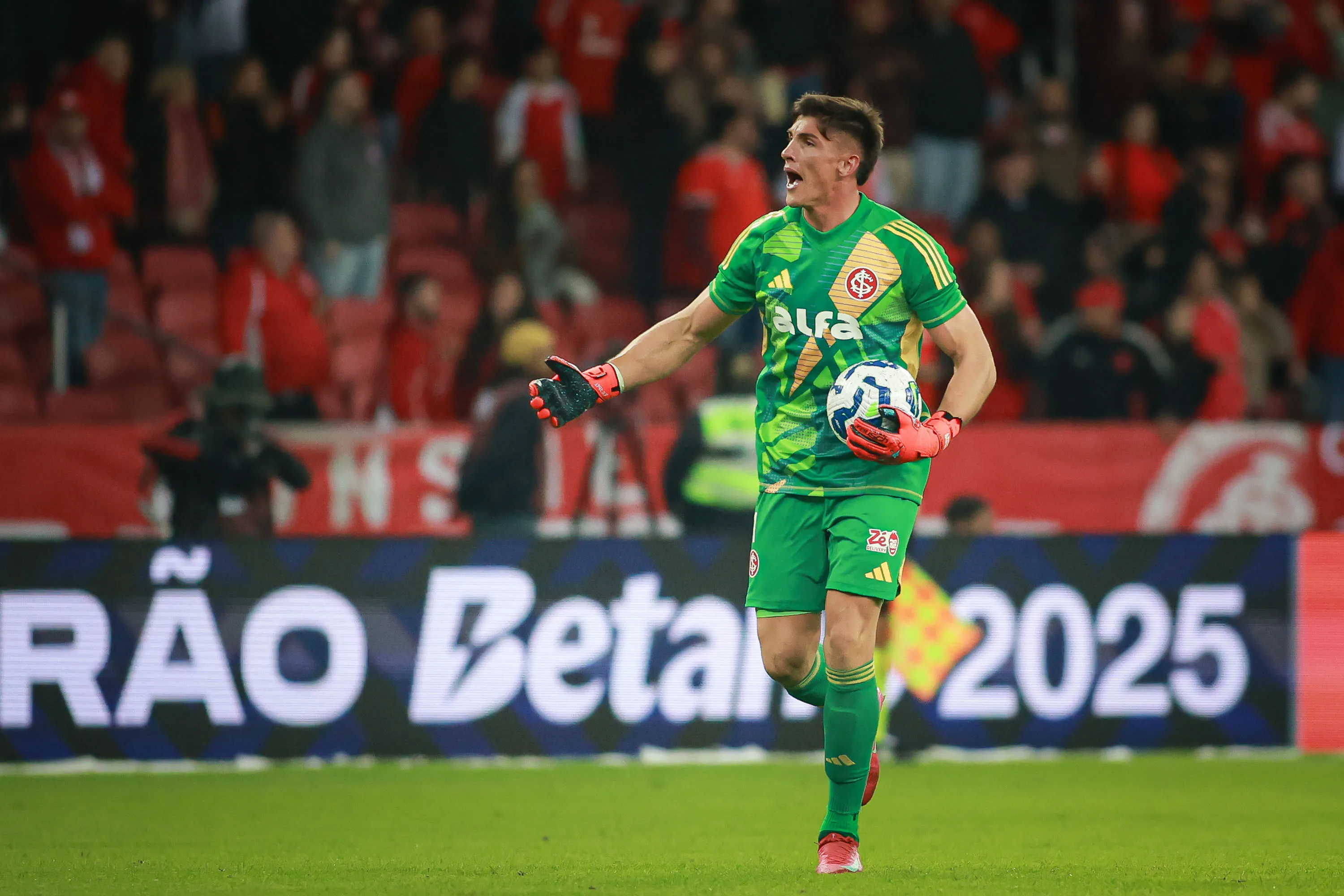 Sergio Rochet atuando no Inter – Foto: Maxi Franzoi/AGIF