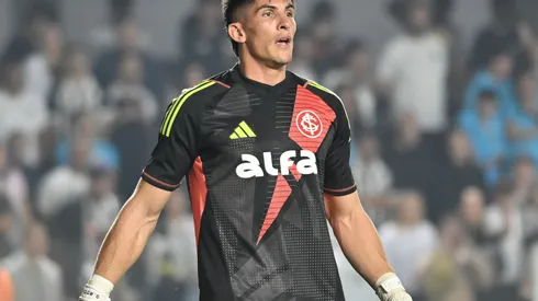 SP - SANTOS - 23/07/2025 - BRASILEIRO A 2025, SANTOS X INTERNACIONAL - Rochet jogador do Internacional durante partida contra o Santos no estadio Vila Belmiro pelo campeonato Brasileiro A 2025. Foto: Jota Erre/AGIF